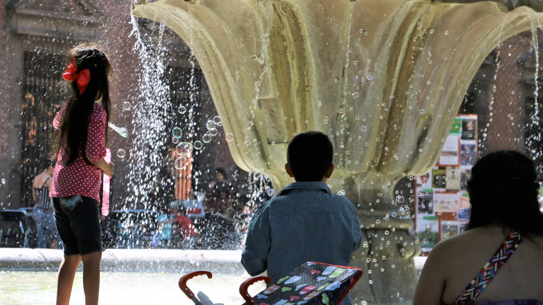 NIÑOS JUGANDO CONBURBUJAS